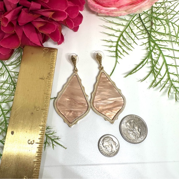 Chandelier⚜️Pearly Pink Acrylic Ornate Drop Earrings - Picture 5 of 6